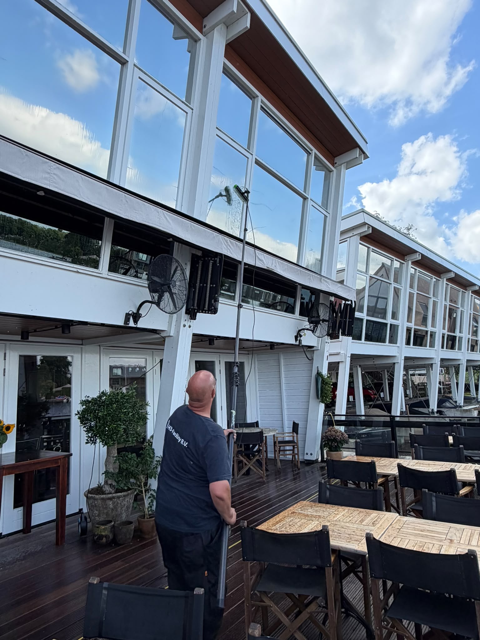 Glasbewassing met telescopische steel door H3-Facility in De Meern